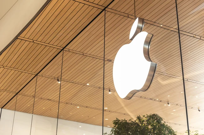 Das Logo von Apple an einer Glasfassade.