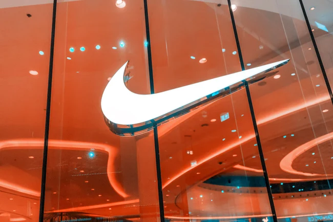 Das Logo von Nike an einer Glasfassade.