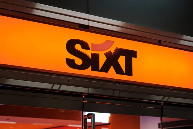 Das Logo der Autovermietung SIXT über einer Filiale.